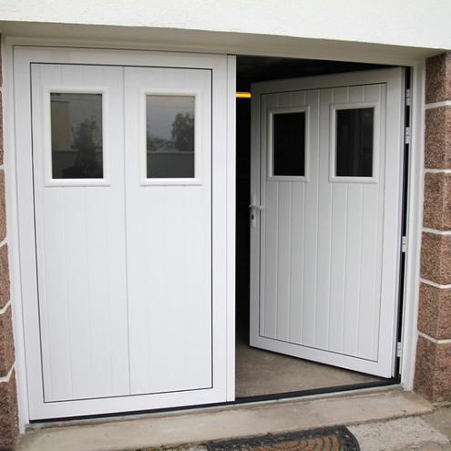 Porte sectionnelle battante