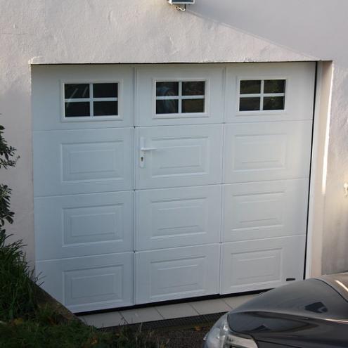 Porte sectionnelle battante